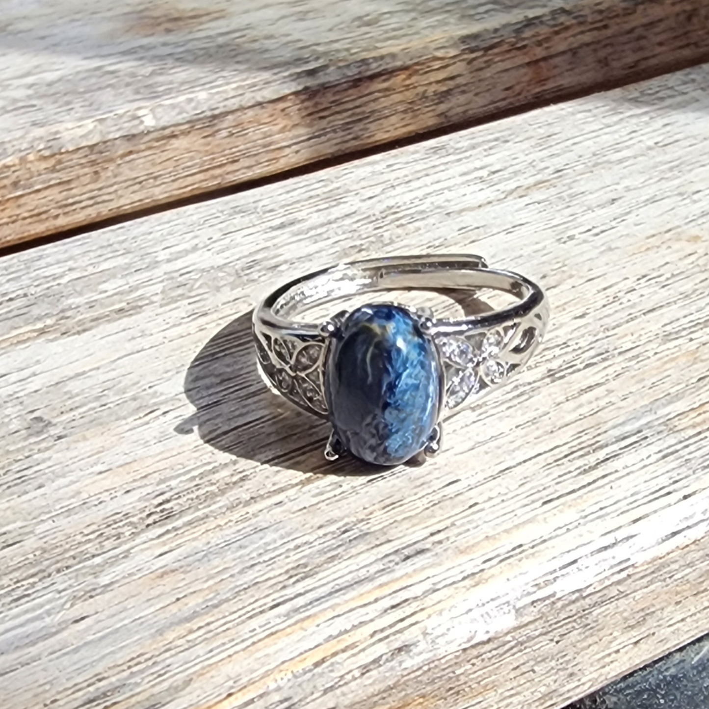 Natural Pietersite adjustable ring with blue-gold storm patterns. Silver-plated design, bold yet elegant statement jewelry | Cincin Pietersite semula jadi boleh laras dengan corak ribut biru keemasan. Reka bentuk bersadur perak, elegan dan moden.