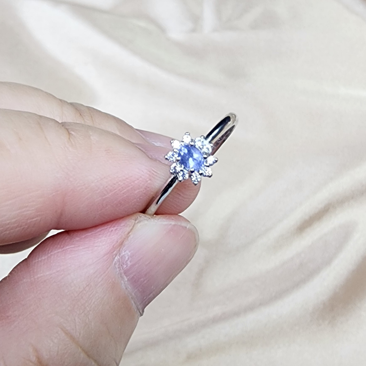Natural Tanzanite Adjustable Ring | Silver-Plated Floral Solitaire Minimalist Open Ring | Cincin Tanzanite Semula Jadi Bersadur Perak | Rekaan Bunga Minimalis Boleh Laras