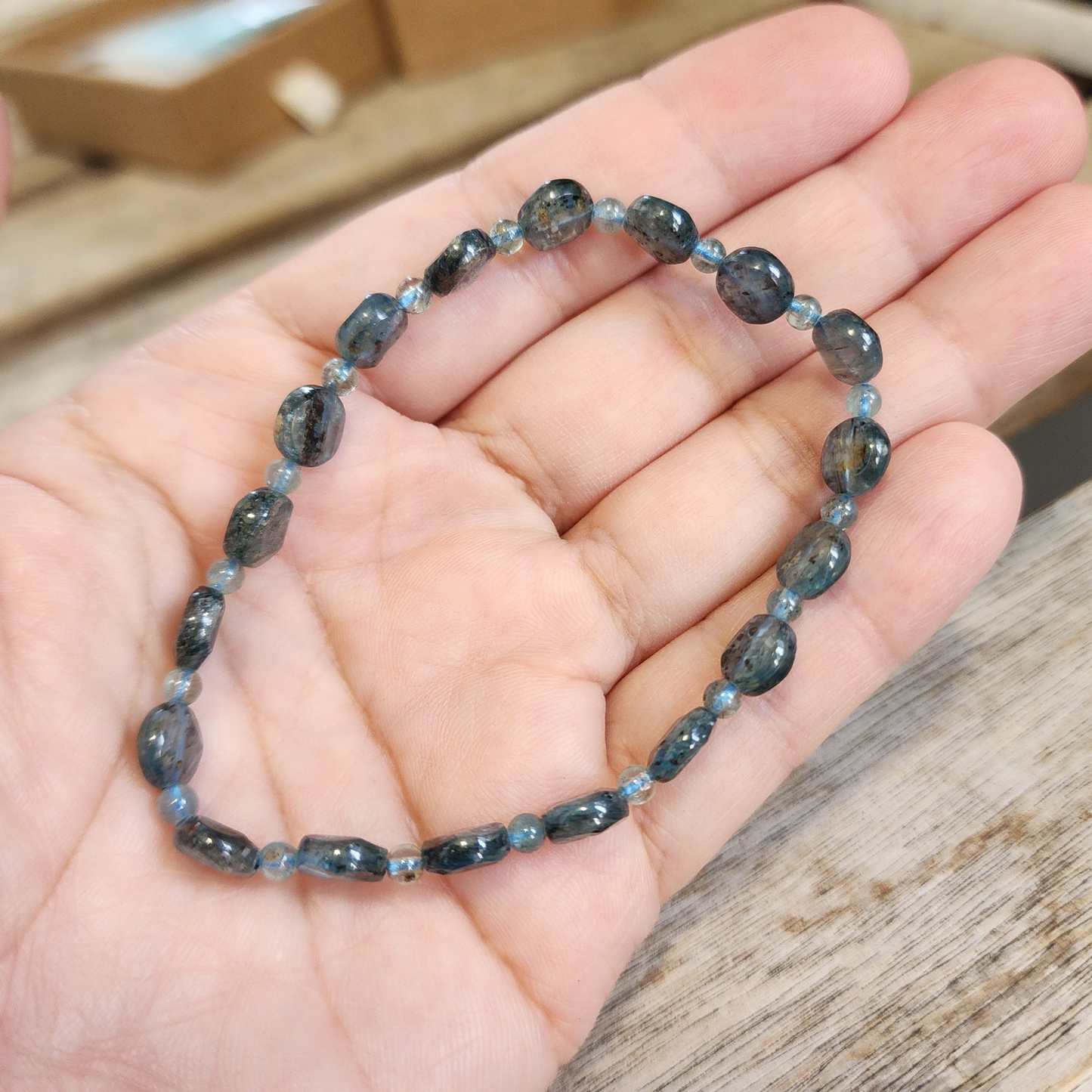 Natural Kyanite Bracelet | Blue-Green Faceted Crystal | Elastic Fit, Healing Jewelry | Gelang Kyanite Asli Biru-Hijau｜Tenaga Pemulihan｜Buatan Tangan