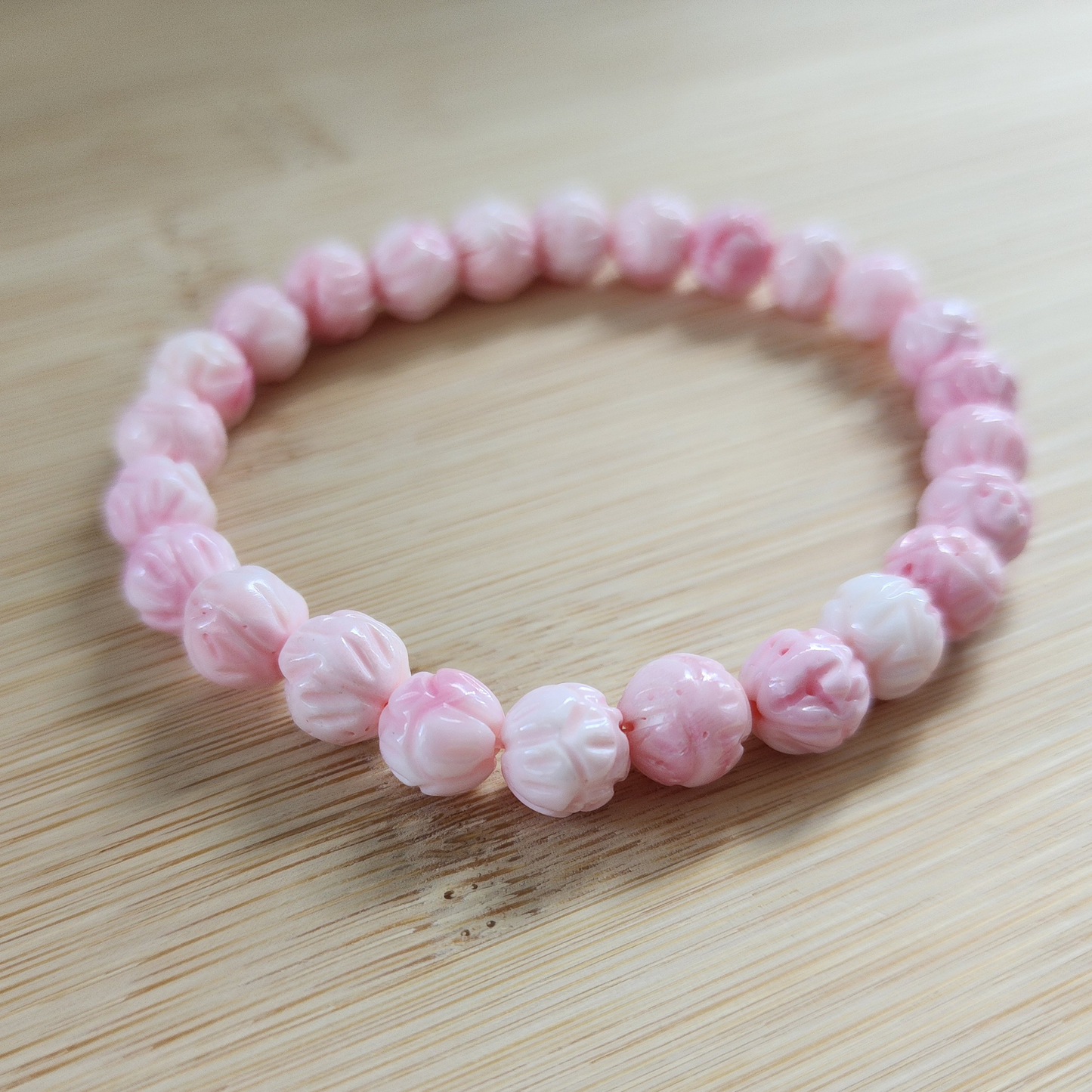 Natural Pink Queen Conch Floral Bracelet｜Soft Gloss & Feminine Energy｜Calming Shell Jewelry for Her｜Gelang Corak Bunga Queen Conch Merah Jambu Asli｜Ketenangan & Aura Feminin