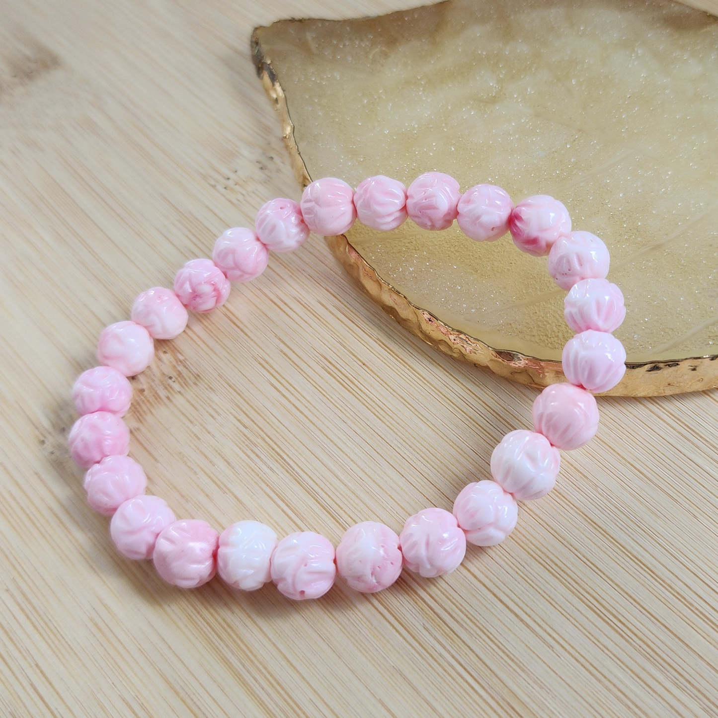 Natural Pink Queen Conch Floral Bracelet｜Soft Gloss & Feminine Energy｜Calming Shell Jewelry for Her｜Gelang Corak Bunga Queen Conch Merah Jambu Asli｜Ketenangan & Aura Feminin