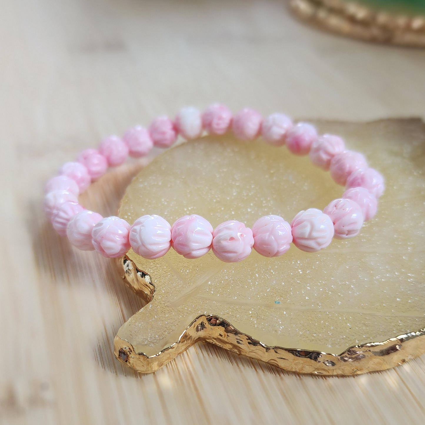 Natural Pink Queen Conch Floral Bracelet｜Soft Gloss & Feminine Energy｜Calming Shell Jewelry for Her｜Gelang Corak Bunga Queen Conch Merah Jambu Asli｜Ketenangan & Aura Feminin