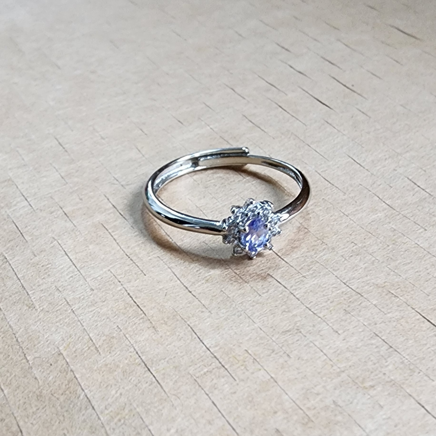 Natural Tanzanite Adjustable Ring | Silver-Plated Floral Solitaire Minimalist Open Ring | Cincin Tanzanite Semula Jadi Bersadur Perak | Rekaan Bunga Minimalis Boleh Laras