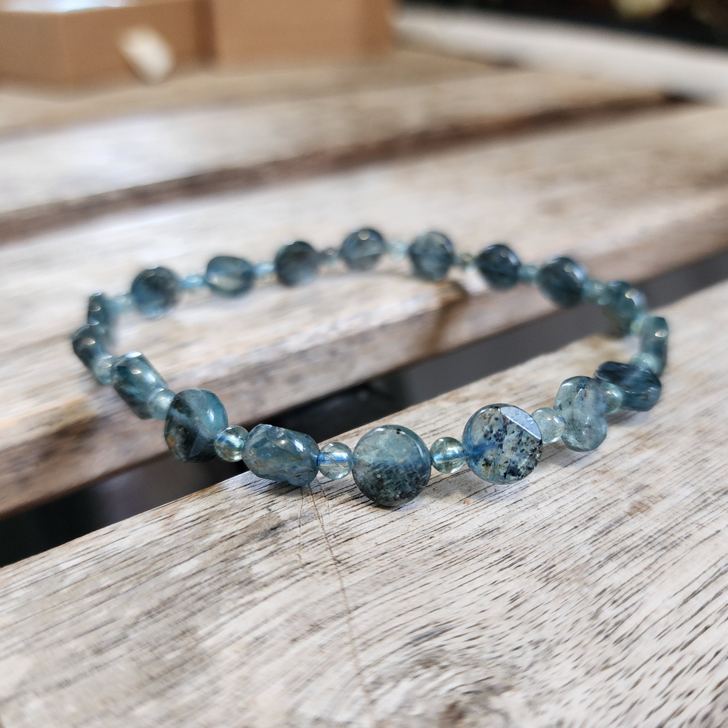 Natural Kyanite Bracelet | Blue-Green Faceted Crystal | Elastic Fit, Healing Jewelry | Gelang Kyanite Asli Biru-Hijau｜Tenaga Pemulihan｜Buatan Tangan