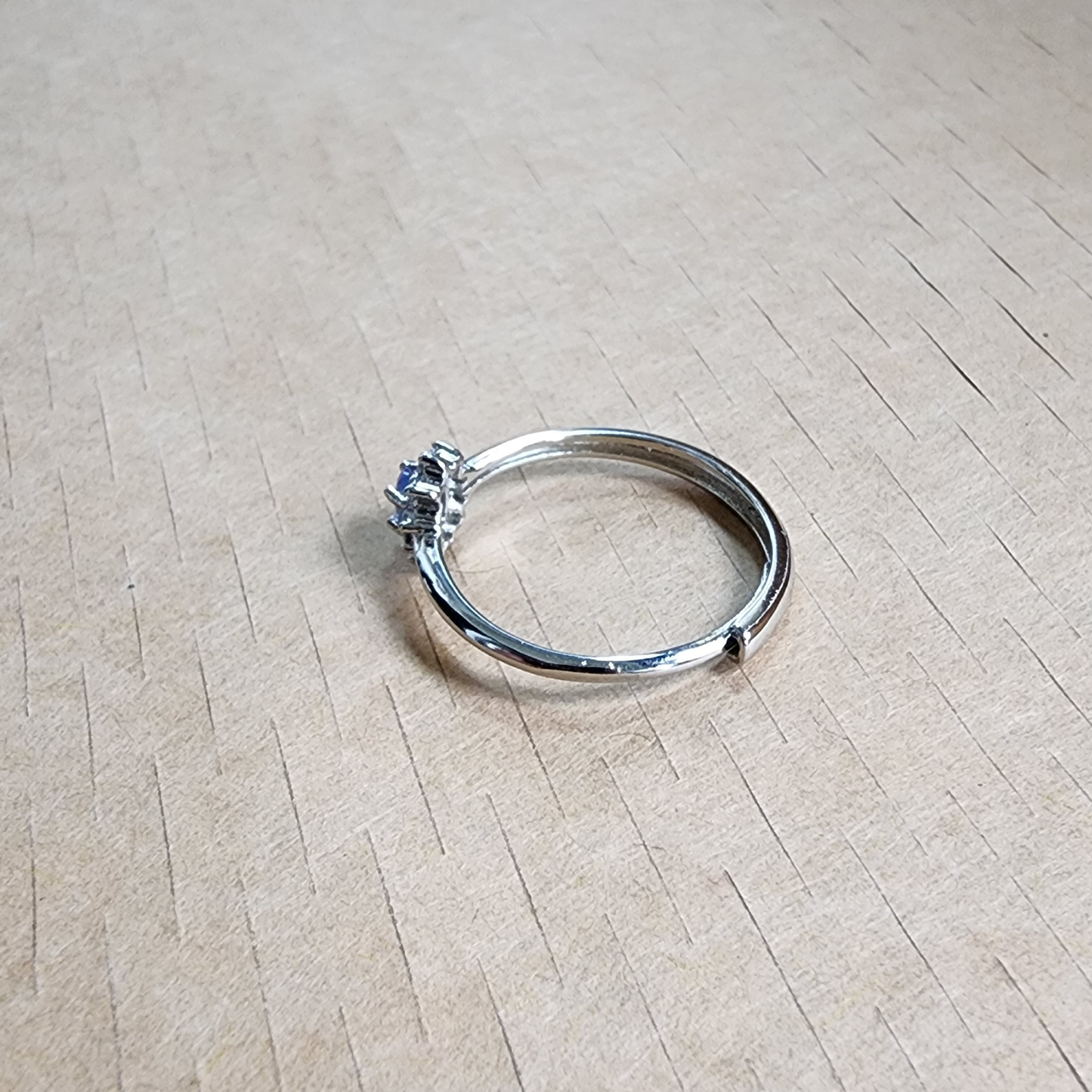 Natural Tanzanite Adjustable Ring | Silver-Plated Floral Solitaire Minimalist Open Ring | Cincin Tanzanite Semula Jadi Bersadur Perak | Rekaan Bunga Minimalis Boleh Laras
