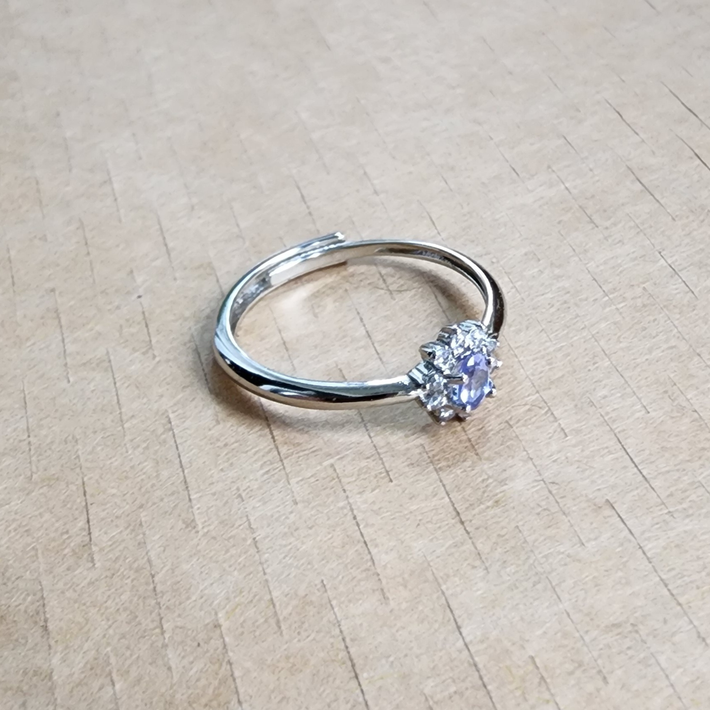 Natural Tanzanite Adjustable Ring | Silver-Plated Floral Solitaire Minimalist Open Ring | Cincin Tanzanite Semula Jadi Bersadur Perak | Rekaan Bunga Minimalis Boleh Laras