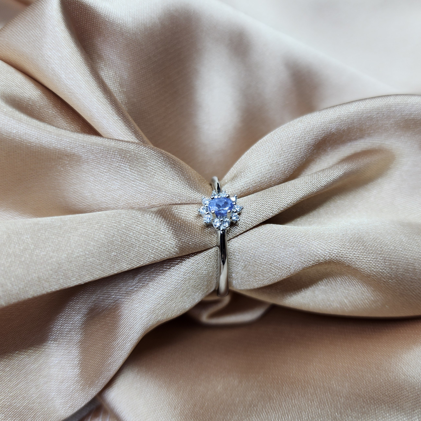 Natural Tanzanite Adjustable Ring | Silver-Plated Floral Solitaire Minimalist Open Ring | Cincin Tanzanite Semula Jadi Bersadur Perak | Rekaan Bunga Minimalis Boleh Laras