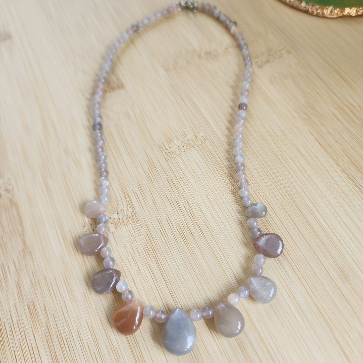Natural Orange Moonstone & Feldspar Necklace with elegant teardrop beads. Handmade with soft peach glow for daily wear or gifting. Kalung Moonstone Oren & Feldspar buatan tangan, elegan, ringan & sesuai hadiah.