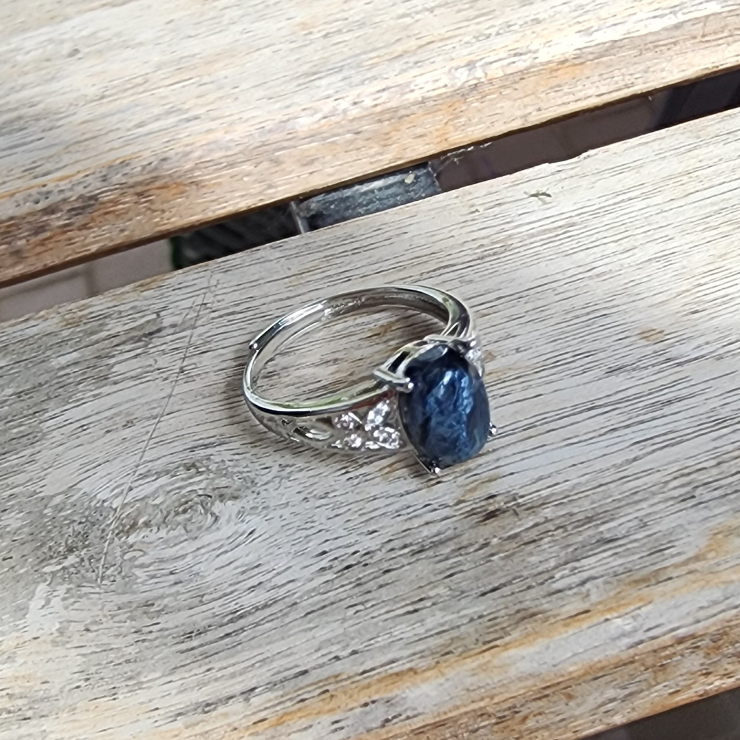 Natural Pietersite adjustable ring with blue-gold storm patterns. Silver-plated design, bold yet elegant statement jewelry | Cincin Pietersite semula jadi boleh laras dengan corak ribut biru keemasan. Reka bentuk bersadur perak, elegan dan moden.