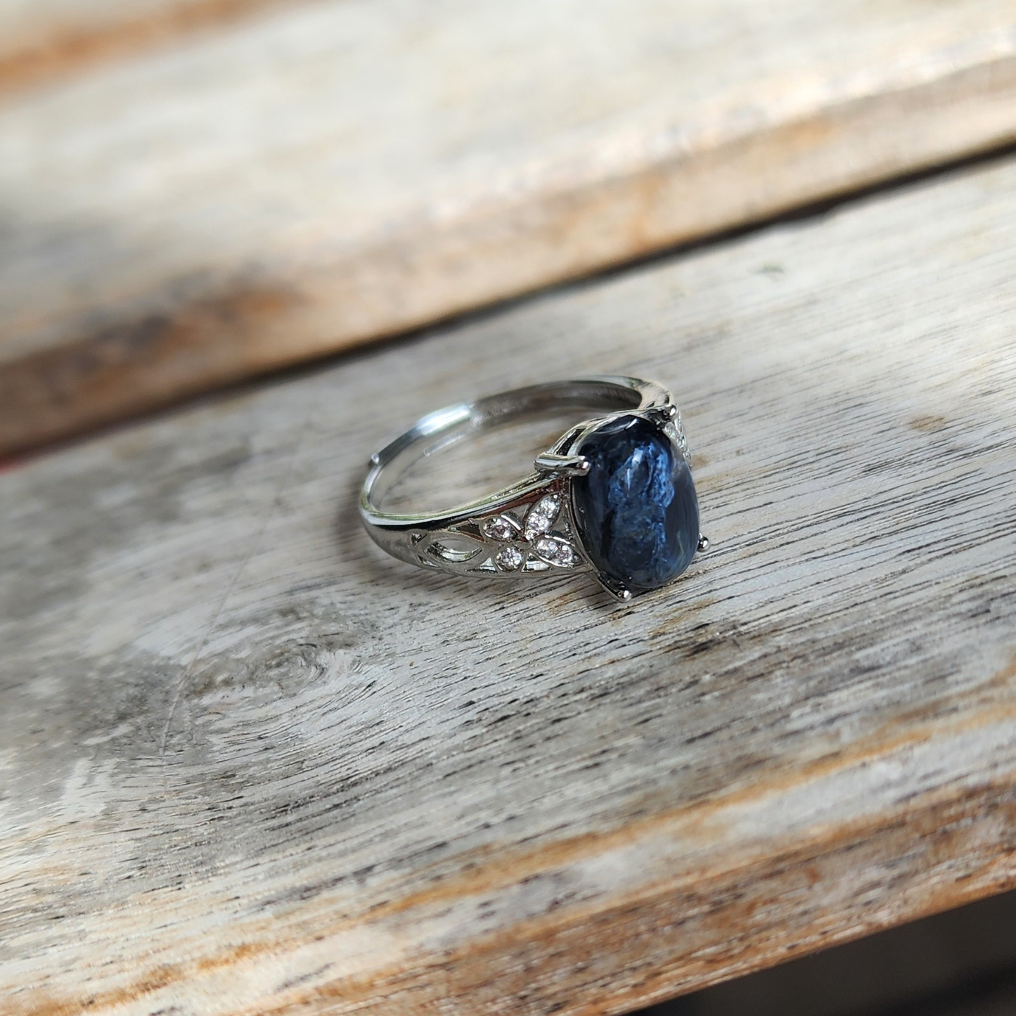 Natural Pietersite adjustable ring with blue-gold storm patterns. Silver-plated design, bold yet elegant statement jewelry | Cincin Pietersite semula jadi boleh laras dengan corak ribut biru keemasan. Reka bentuk bersadur perak, elegan dan moden.