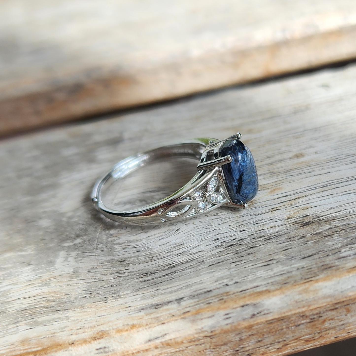 Natural Pietersite adjustable ring with blue-gold storm patterns. Silver-plated design, bold yet elegant statement jewelry | Cincin Pietersite semula jadi boleh laras dengan corak ribut biru keemasan. Reka bentuk bersadur perak, elegan dan moden.