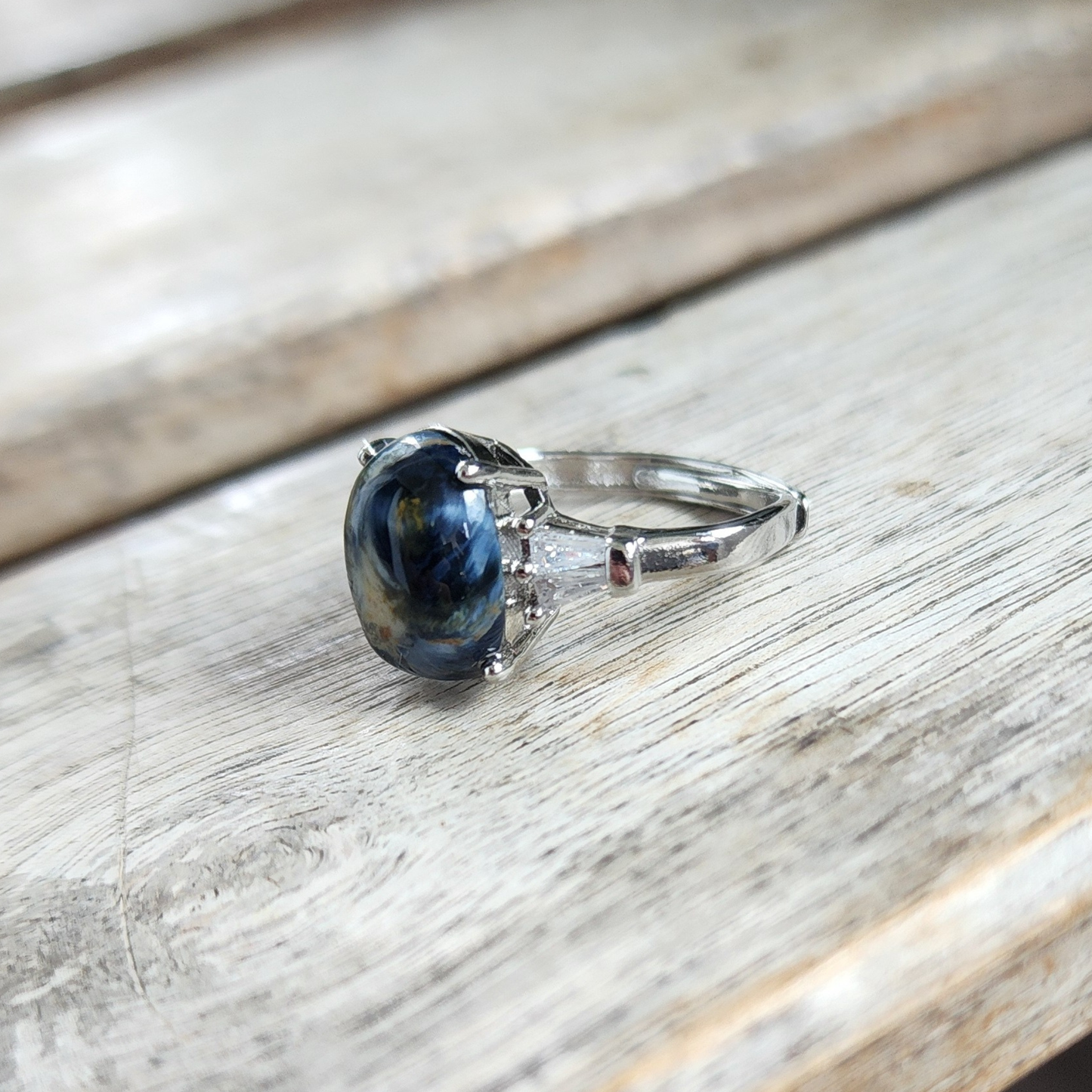 Natural Pietersite adjustable ring with blue-gold storm patterns. Silver-plated design, bold yet elegant statement jewelry | Cincin Pietersite semula jadi boleh laras dengan corak ribut biru keemasan. Reka bentuk bersadur perak, elegan dan moden.