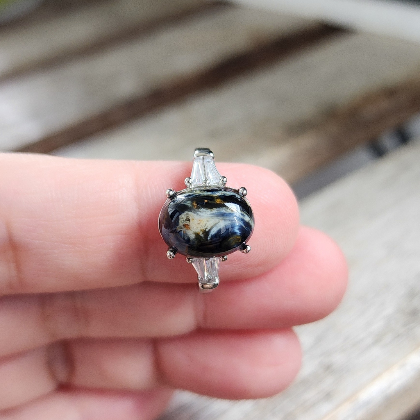 Natural Pietersite adjustable ring with blue-gold storm patterns. Silver-plated design, bold yet elegant statement jewelry | Cincin Pietersite semula jadi boleh laras dengan corak ribut biru keemasan. Reka bentuk bersadur perak, elegan dan moden.