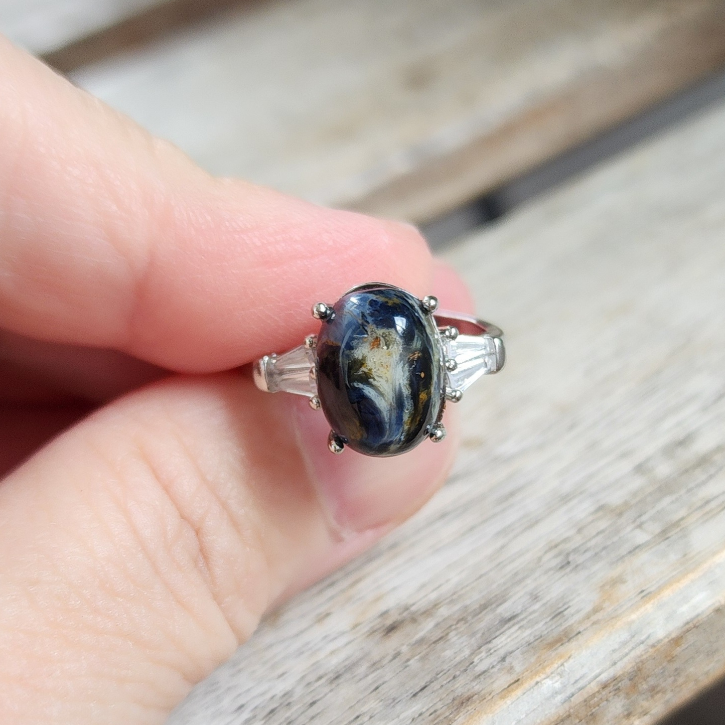 Natural Pietersite adjustable ring with blue-gold storm patterns. Silver-plated design, bold yet elegant statement jewelry | Cincin Pietersite semula jadi boleh laras dengan corak ribut biru keemasan. Reka bentuk bersadur perak, elegan dan moden.