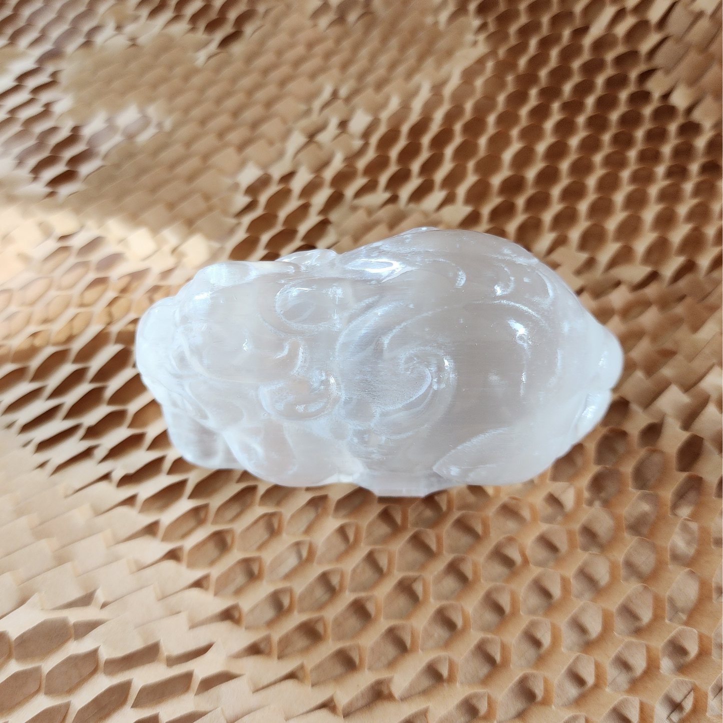 Natural Moroccan Selenite Pixiu Figurine | Hand-Carved Energy Cleansing Décor | Patung Pixiu Selenite Asli Maghribi