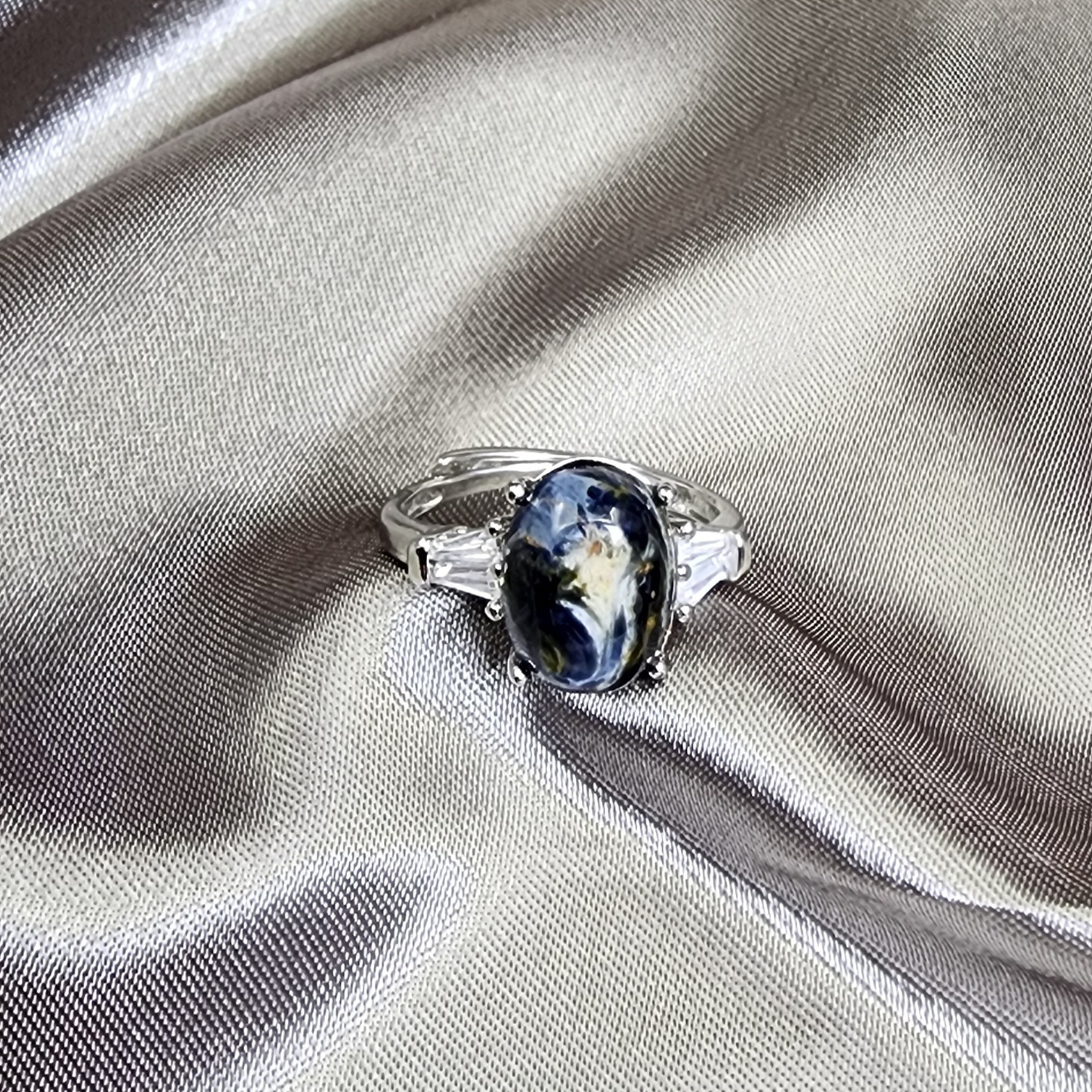 Natural Pietersite adjustable ring with blue-gold storm patterns. Silver-plated design, bold yet elegant statement jewelry | Cincin Pietersite semula jadi boleh laras dengan corak ribut biru keemasan. Reka bentuk bersadur perak, elegan dan moden.