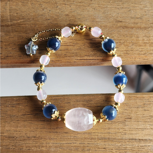 Natural Rose Quartz & Blue Agate Bracelet – handmade love crystal jewelry with elegant pink & blue stones. Gelang Rose Quartz & Blue Agate buatan tangan, elegan & bermakna.