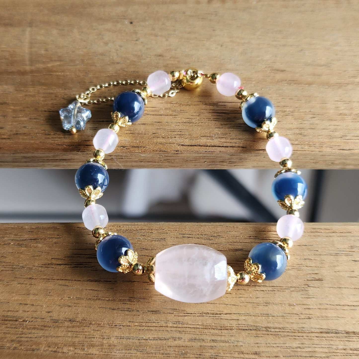 Natural Rose Quartz & Blue Agate Bracelet – handmade love crystal jewelry with elegant pink & blue stones. Gelang Rose Quartz & Blue Agate buatan tangan, elegan & bermakna.