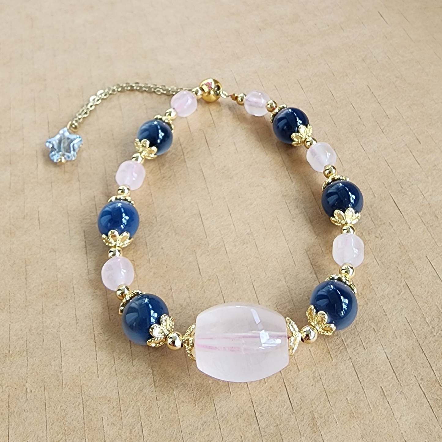 Natural Rose Quartz & Blue Agate Bracelet – handmade love crystal jewelry with elegant pink & blue stones. Gelang Rose Quartz & Blue Agate buatan tangan, elegan & bermakna.