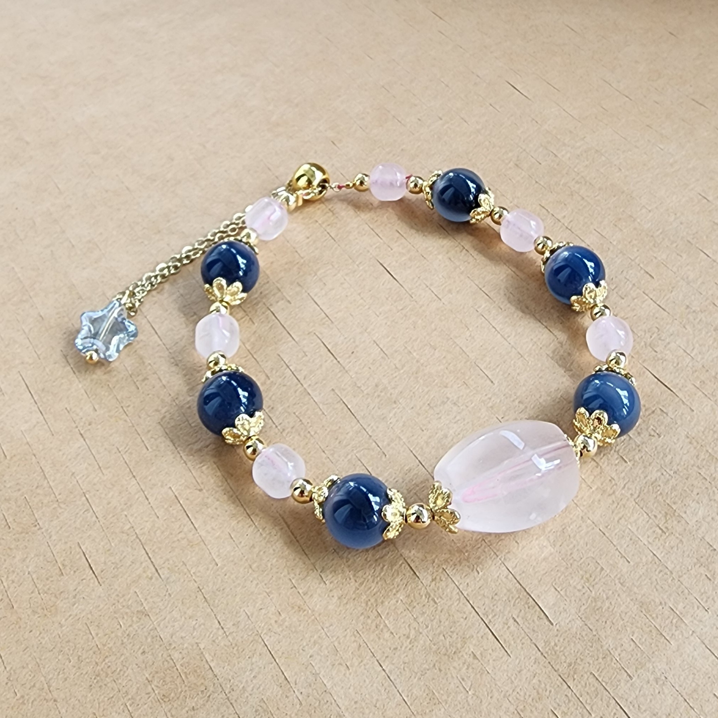 Natural Rose Quartz & Blue Agate Bracelet – handmade love crystal jewelry with elegant pink & blue stones. Gelang Rose Quartz & Blue Agate buatan tangan, elegan & bermakna.