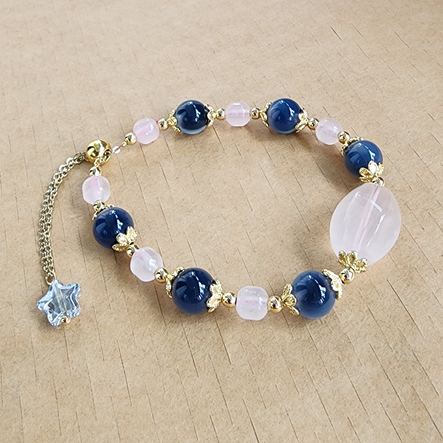 Natural Rose Quartz & Blue Agate Bracelet – handmade love crystal jewelry with elegant pink & blue stones. Gelang Rose Quartz & Blue Agate buatan tangan, elegan & bermakna.