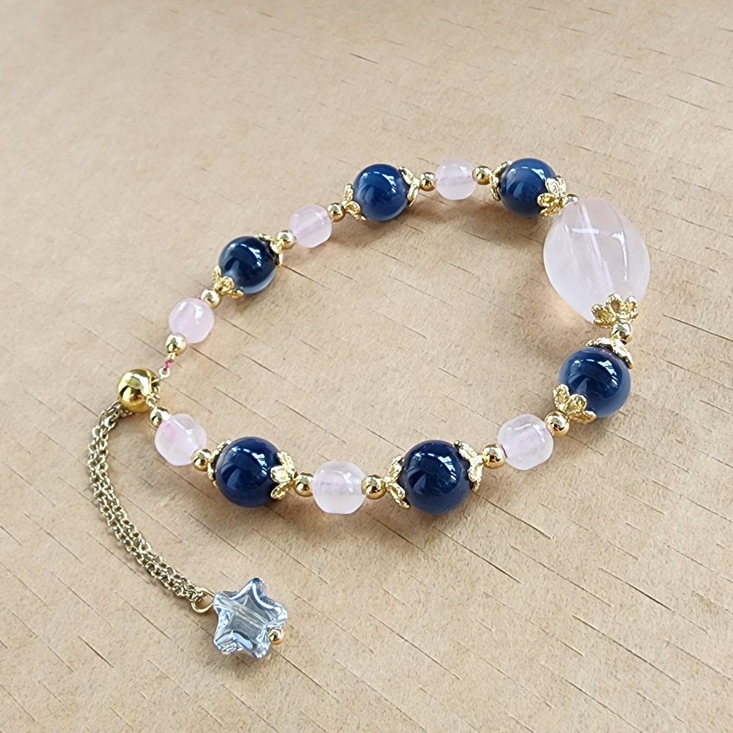 Natural Rose Quartz & Blue Agate Bracelet – handmade love crystal jewelry with elegant pink & blue stones. Gelang Rose Quartz & Blue Agate buatan tangan, elegan & bermakna.