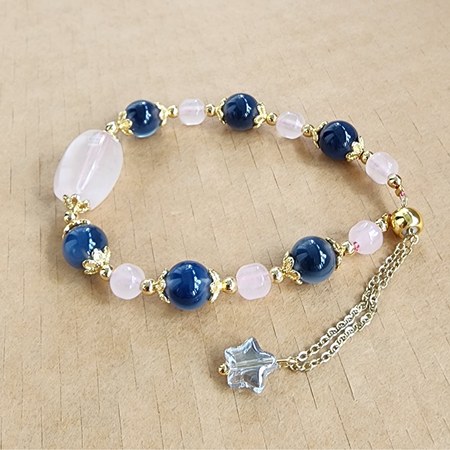 Natural Rose Quartz & Blue Agate Bracelet – handmade love crystal jewelry with elegant pink & blue stones. Gelang Rose Quartz & Blue Agate buatan tangan, elegan & bermakna.
