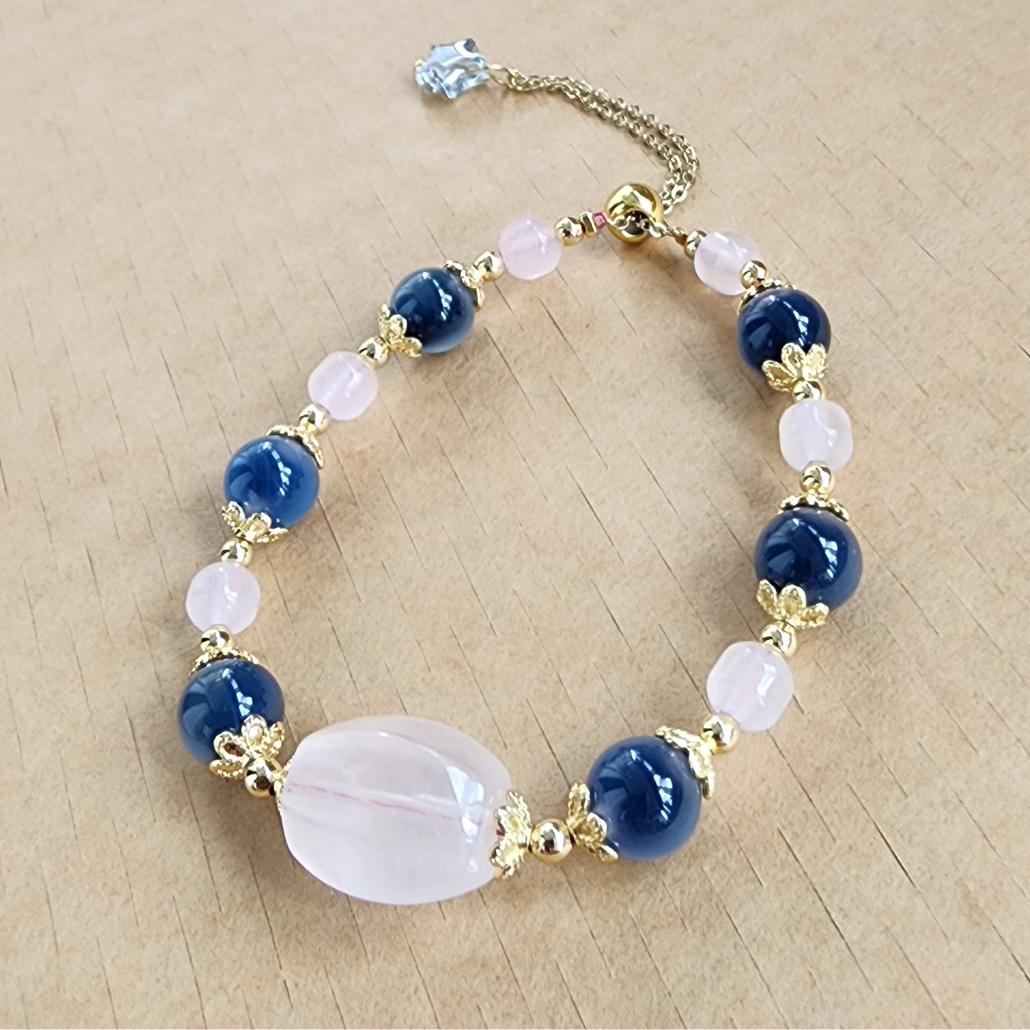 Natural Rose Quartz & Blue Agate Bracelet – handmade love crystal jewelry with elegant pink & blue stones. Gelang Rose Quartz & Blue Agate buatan tangan, elegan & bermakna.