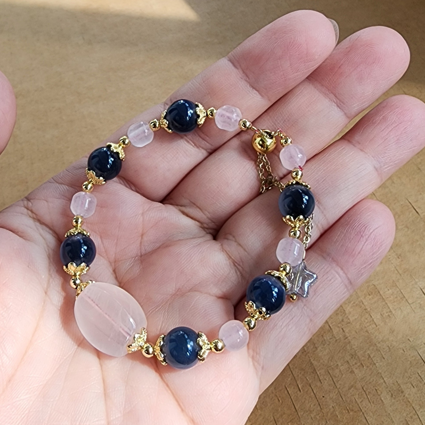 Natural Rose Quartz & Blue Agate Bracelet – handmade love crystal jewelry with elegant pink & blue stones. Gelang Rose Quartz & Blue Agate buatan tangan, elegan & bermakna.