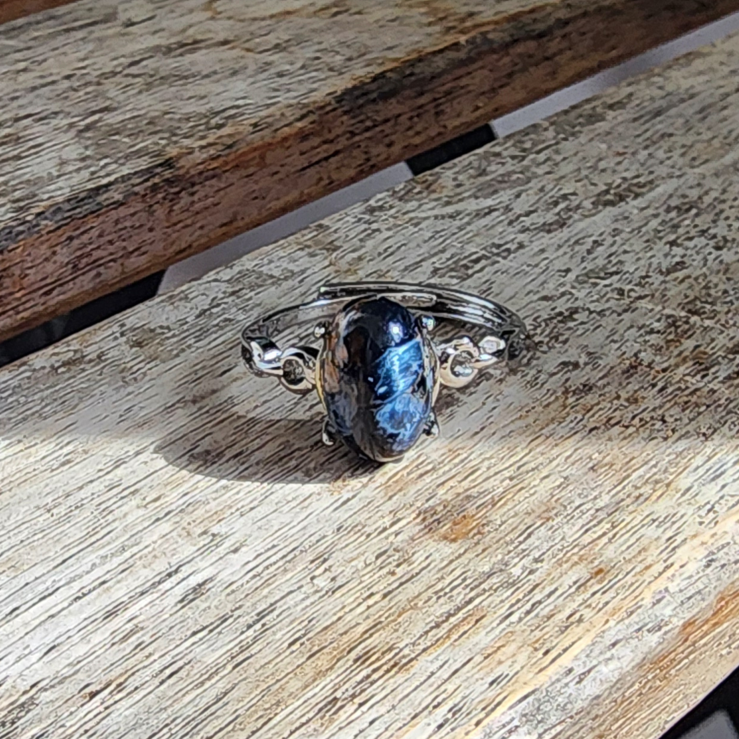 Natural Pietersite adjustable ring with blue-gold storm patterns. Silver-plated design, bold yet elegant statement jewelry | Cincin Pietersite semula jadi boleh laras dengan corak ribut biru keemasan. Reka bentuk bersadur perak, elegan dan moden.