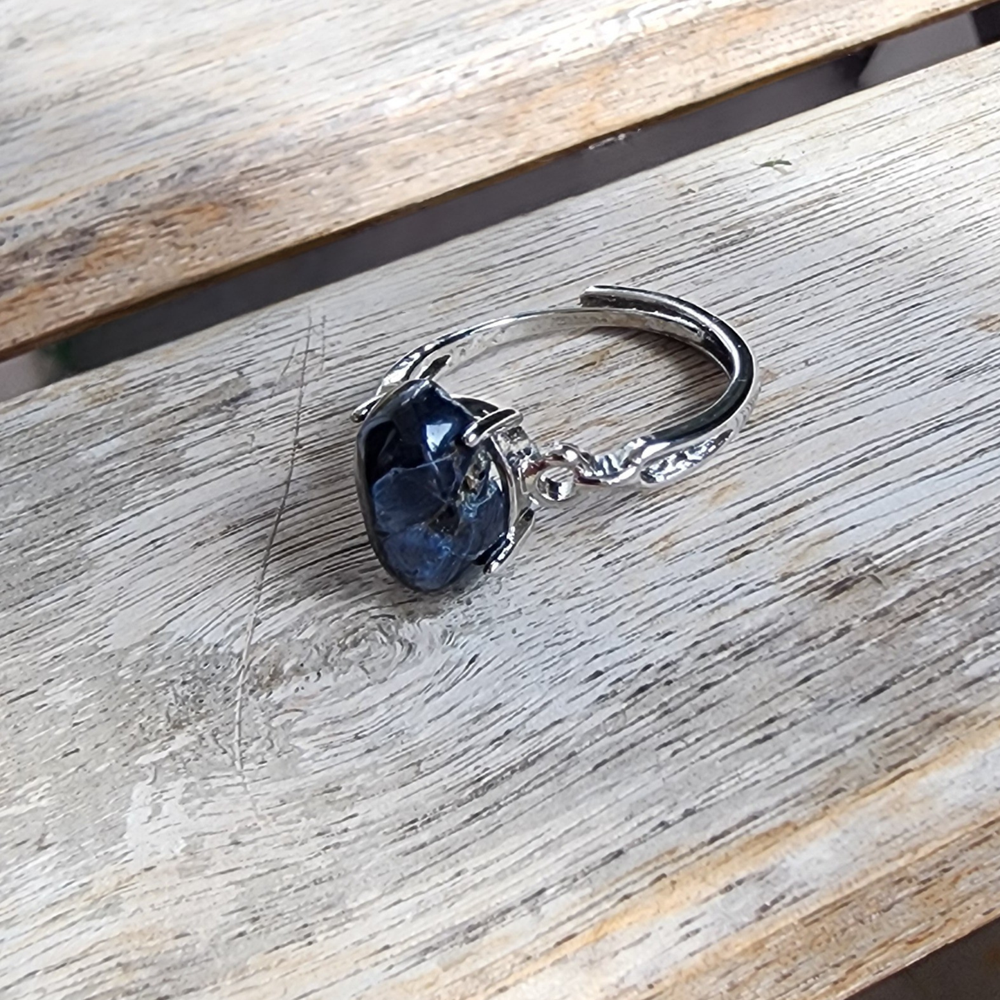 Natural Pietersite adjustable ring with blue-gold storm patterns. Silver-plated design, bold yet elegant statement jewelry | Cincin Pietersite semula jadi boleh laras dengan corak ribut biru keemasan. Reka bentuk bersadur perak, elegan dan moden.