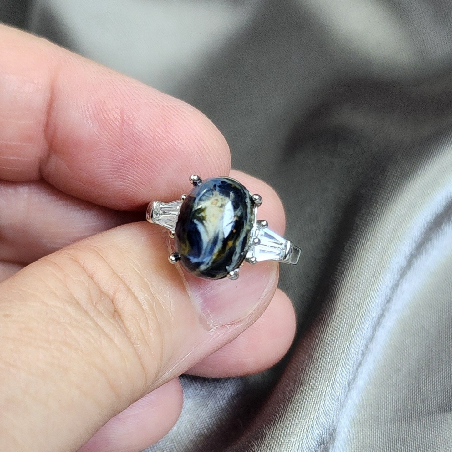 Natural Pietersite adjustable ring with blue-gold storm patterns. Silver-plated design, bold yet elegant statement jewelry | Cincin Pietersite semula jadi boleh laras dengan corak ribut biru keemasan. Reka bentuk bersadur perak, elegan dan moden.