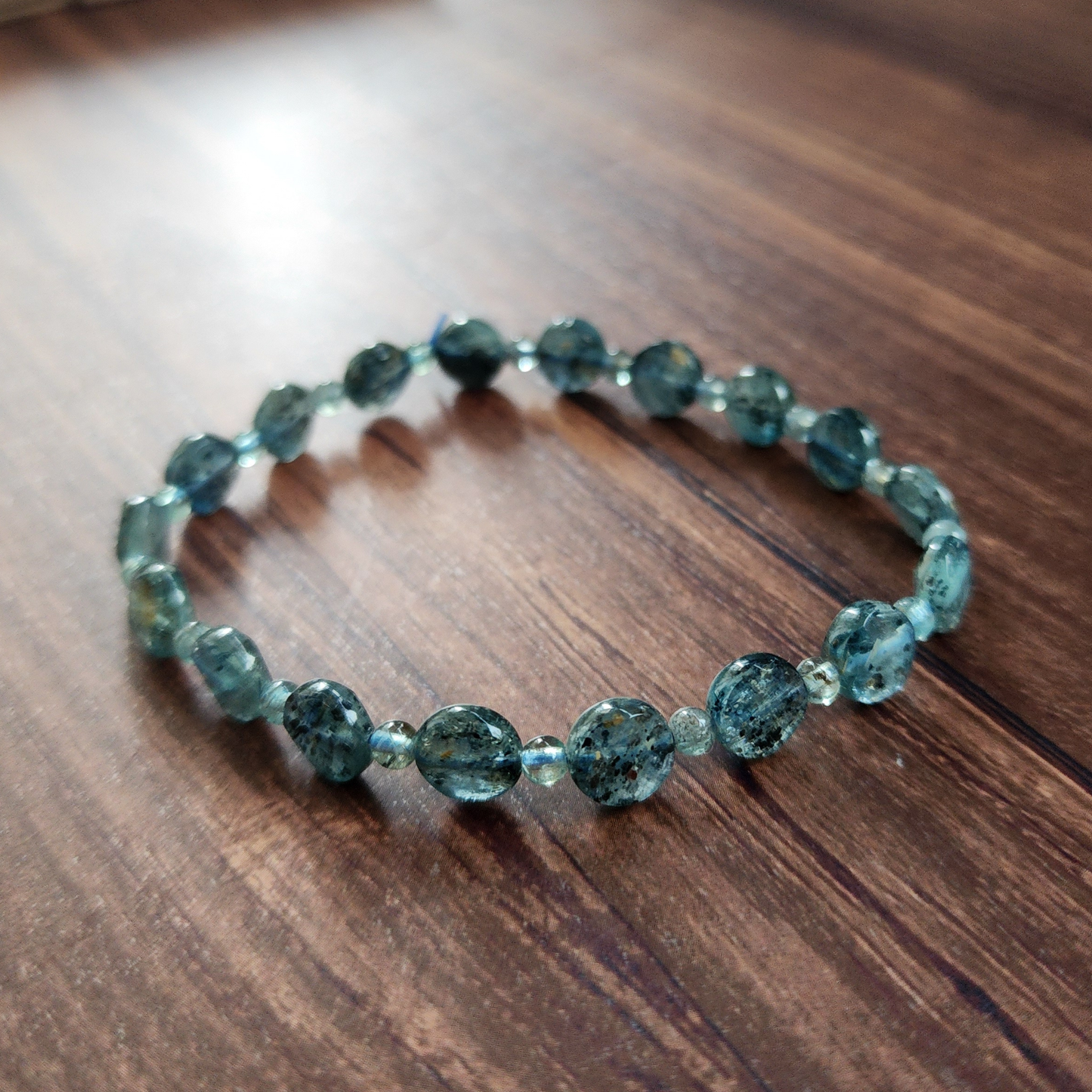 Natural Kyanite Bracelet | Blue-Green Faceted Crystal | Elastic Fit, Healing Jewelry | Gelang Kyanite Asli Biru-Hijau｜Tenaga Pemulihan｜Buatan Tangan