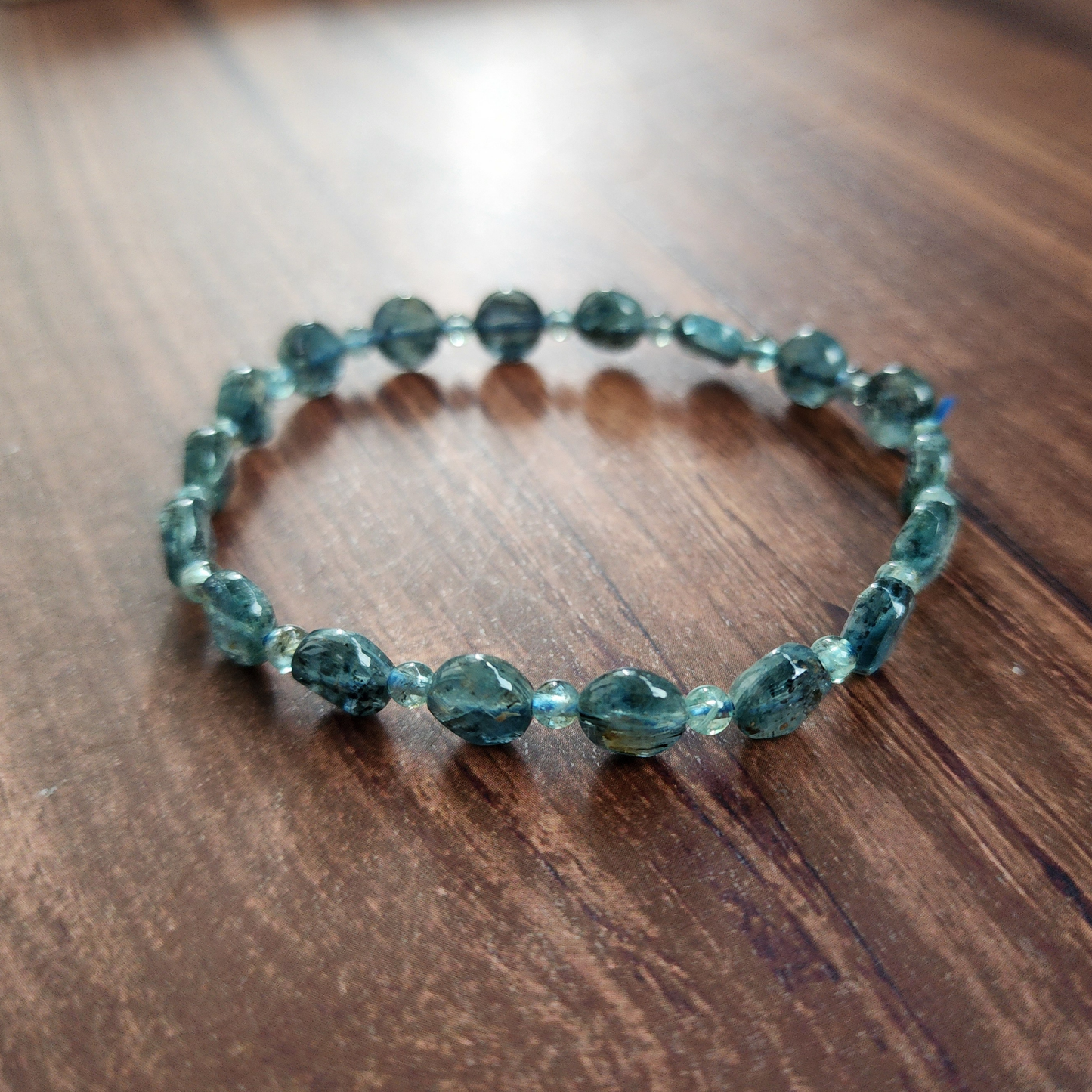 Natural Kyanite Bracelet | Blue-Green Faceted Crystal | Elastic Fit, Healing Jewelry | Gelang Kyanite Asli Biru-Hijau｜Tenaga Pemulihan｜Buatan Tangan