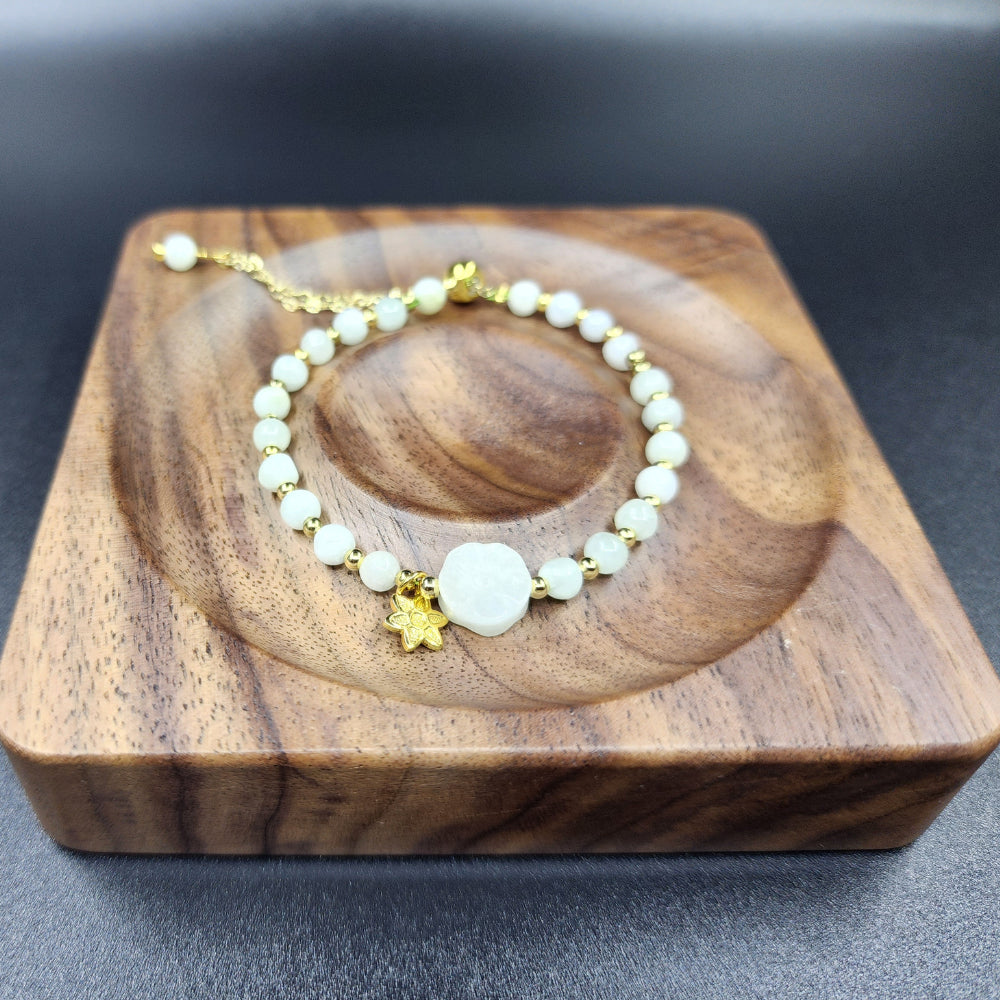 Ruxin’s Rosie White Jade/Gold Tone Beaded Bracelet 瑞馨光彩 - 白玉玫瑰/金珠手链 Ruxin Rosie – Gelang Manik Jade Putih/Warna Emas
